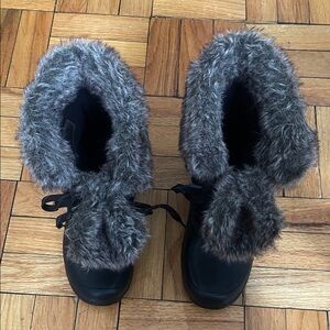 Khombu Black Winter Boots with Gray Faux Fur